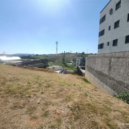 Terreno em Atibaia com 197 metros, pronto para construir, ao lado de supermercado e diversos comércios