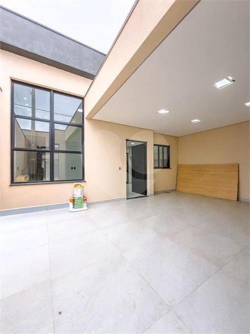 Indaiatuba - Jardim Bom sucesso - Área total: 150m² - Área construída: 115m² - 3 dormitórios sendo 1 suíte com armário planejado;Sala para dois ambientes; Banheiros com box gabinetes e espelhos; Área gourmet com churrasqueira a carvão e móveis planejados; Lavanderia coberta; Ar condicionado na sala