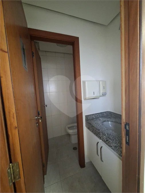 SALA COMERCIAL DE 90 M² COM 12 BAIAS, SALA DE REUNIÃO, AR-CONDICIONADO CENTRAL E 2 VAGAS!