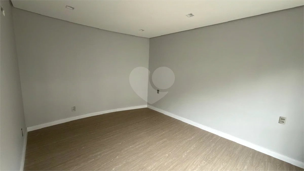 Sobrado de alto padrão no Swiss Park, totalmente reformado, com 4 suítes, piscina, elevador, espaço gourmet, 4 vagas e condomínio com lazer completo.