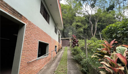 Casa à venda ou para alugar com 3 quartos, sendo 1 suíte,  no condomínio Iara Branca, Mairiporã - SP