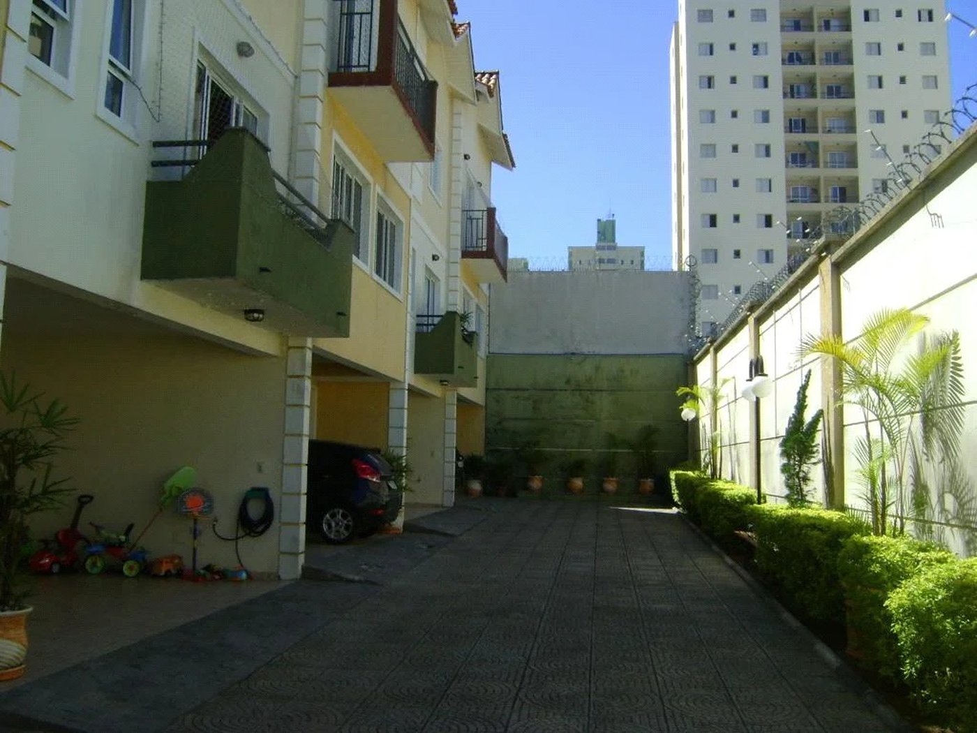 Casa à venda com 3 quartos, sendo 1 suíte, no condomínio Res Green Ville, São Paulo - SP