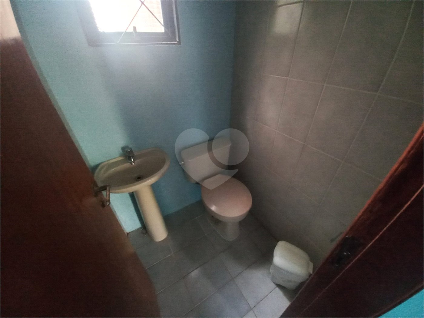 Sobrado com 4 dormitórios, sendo 1 suíte master.