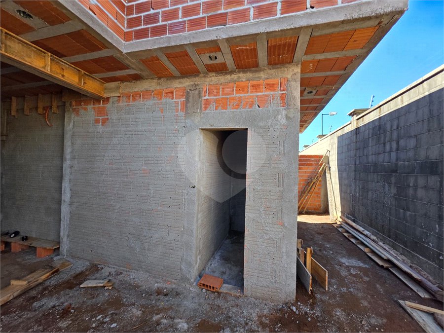 Casa térrea 3 dormitório 1 suíte com closet à venda no Condomínio Vileneuve,