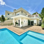 Casa em condomínio Impecável, 4 dorms / 2 suítes, varanda gourmet, piscina, 3 lareiras