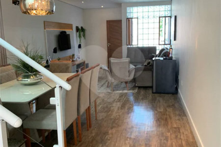 Sobrado com 3 quartos e garagem para 5 veículos.