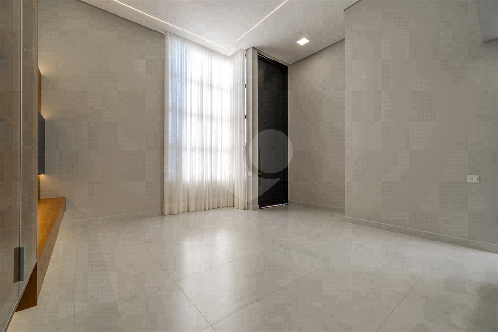 Indaiatuba - SP - Condominio Dona Lucilla - Valor R$2.295.000,00 - 3 suítes + escritório + lavabo - Terreno: 300m2 - Construção: 188m2 - Diferenciais - Móveis planejados no escritório, sala de TV, lavabo, cozinha, área gourmet, lavanderia, banheiros e closet - Ar condicionado em todos os ambie
