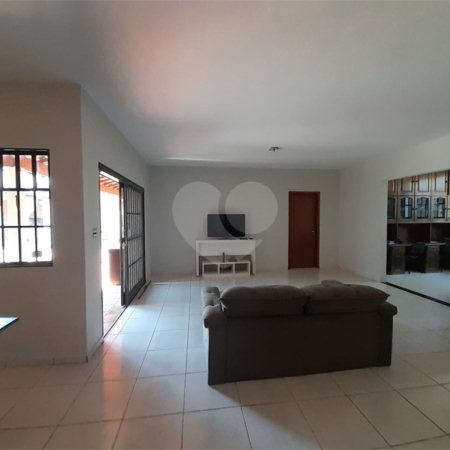 Casa de Alto Padrão à Venda e Locação no Parque Santa Mônica - São Carlos