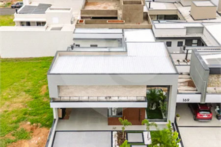 Casa Térrea – Condomínio Maria Cândida - 300 m² de terreno - 212 m² de área construída - 4 vagas de garagem, sendo 2 cobertas - Sala de jantar e estar integradas, com pé-direito duplo e cortina - 3 suítes com ar-condicionado, sendo 1 master com closet – planejado – Roupeiro – Escritório - Cozinha