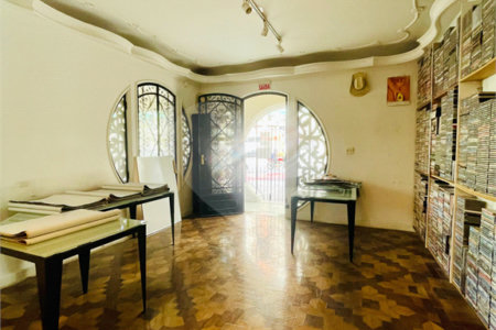 Linda casa com 600 m² e 6 vagas de garagem à venda próximo ao metrô Ana Rosa!!