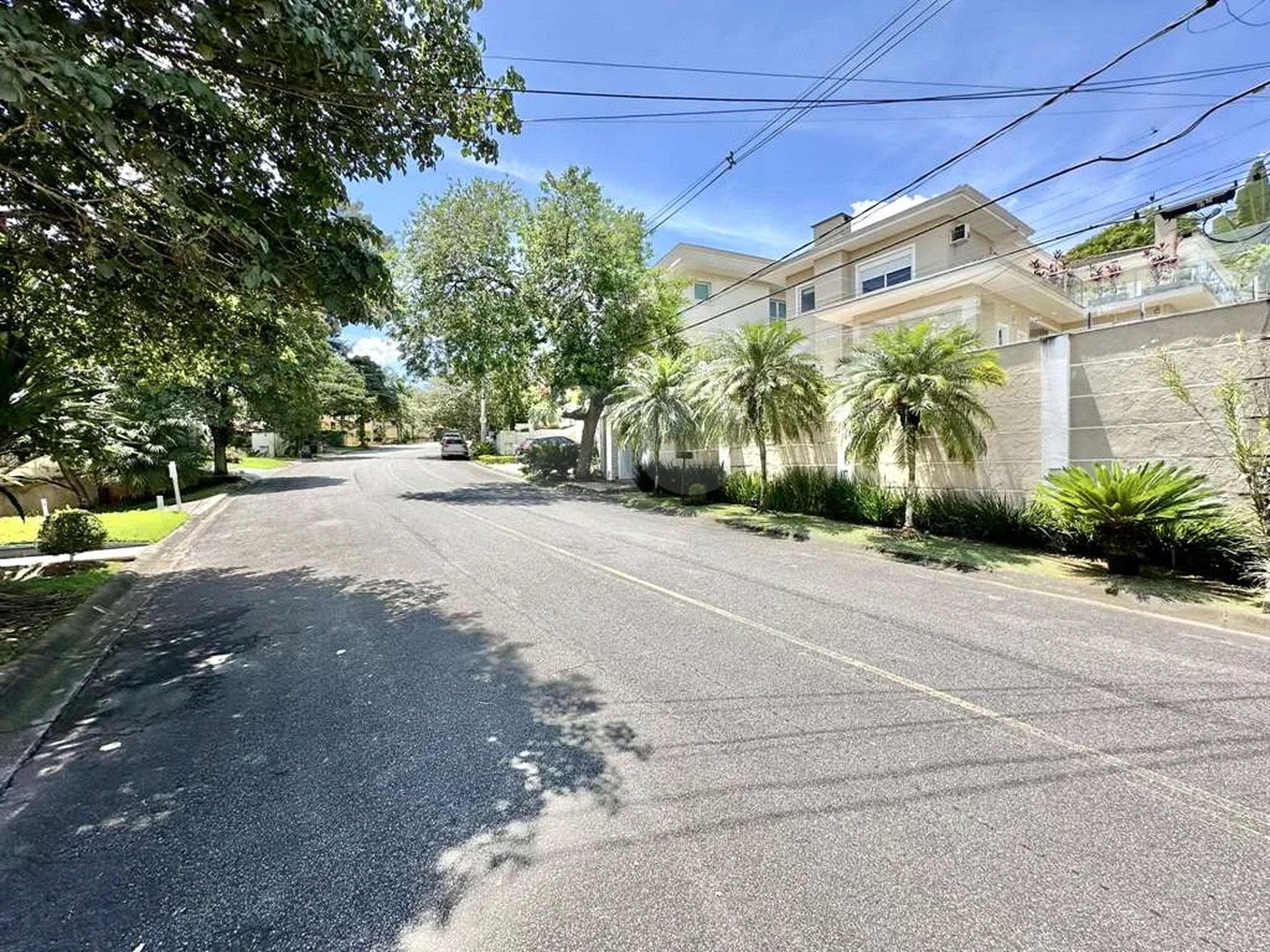 Casa em condomínio Impecável, 4 dorms / 2 suítes, varanda gourmet, piscina, 3 lareiras