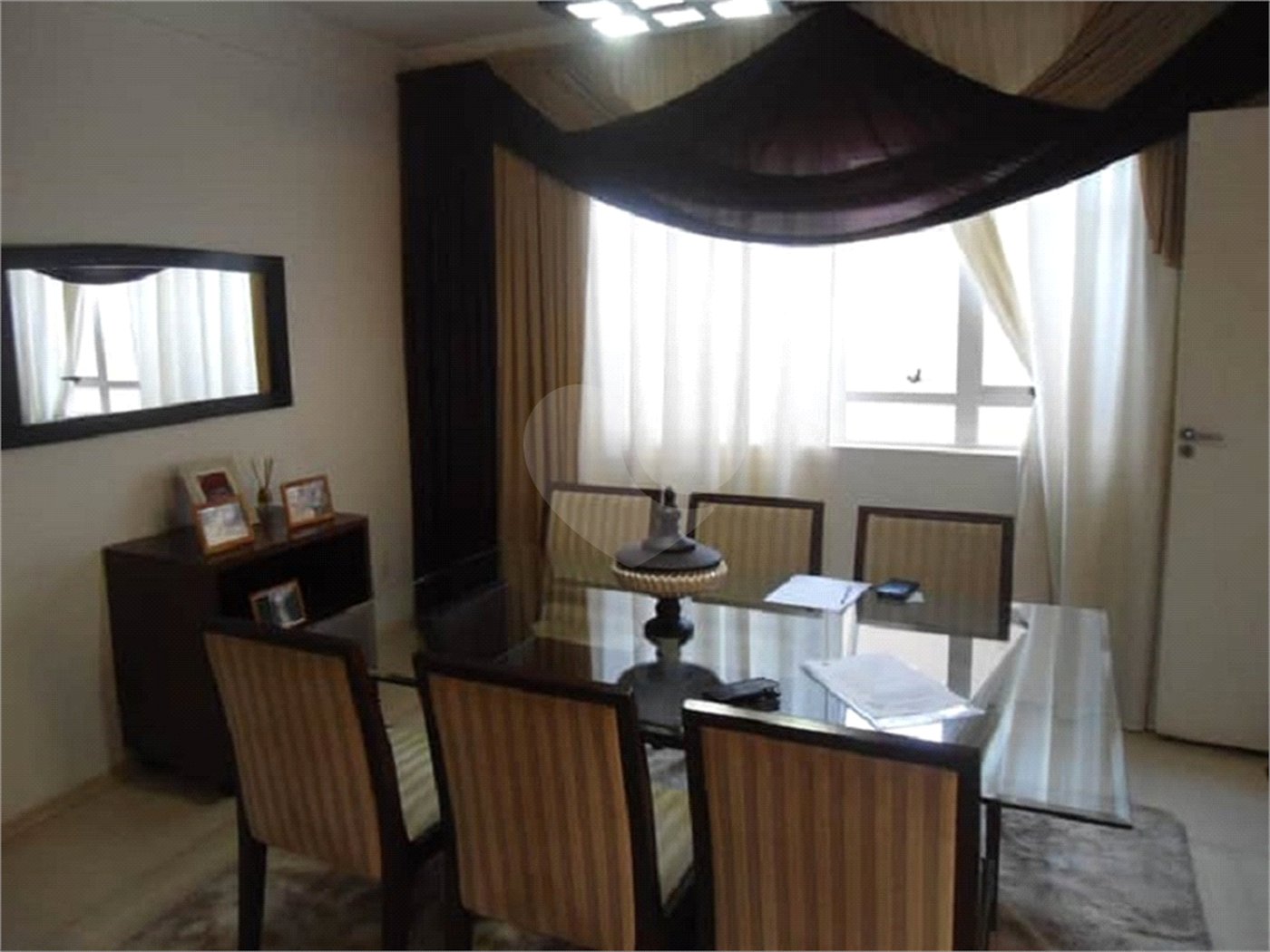 Casa Térrea com dormitórios, sendo 2 suítes.