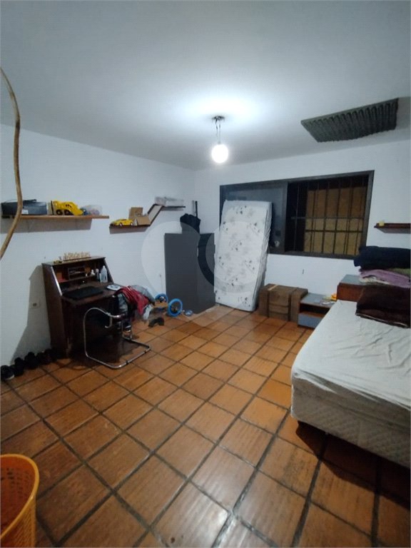 Casa à venda na Vila Mariana de 300 metros quadrados, com 3 dormitórios, 1 suíte e 2 vagas.