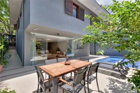 Casa à venda no Brooklin Velho, reformada e com piscina.