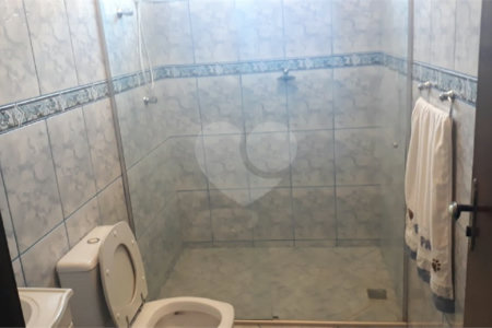 Sobrado com 3 dormitórios, sendo 2 suítes, uma delas master.