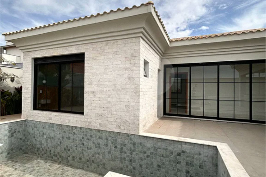 Casa térrea em estilo neoclássico com 3 suítes, no Condomínio Damha 2, na cidade de Piracicaba - SP.