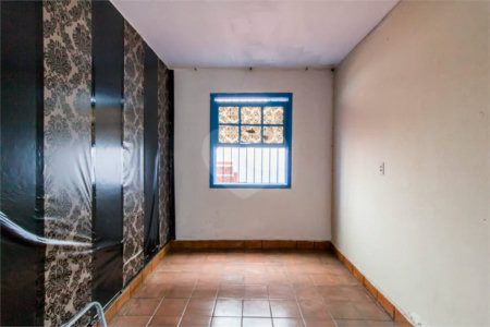 Casa à venda em Moema de 280m² com 4 dormitórios, sendo 1 suíte e 2 vagas de garagem.