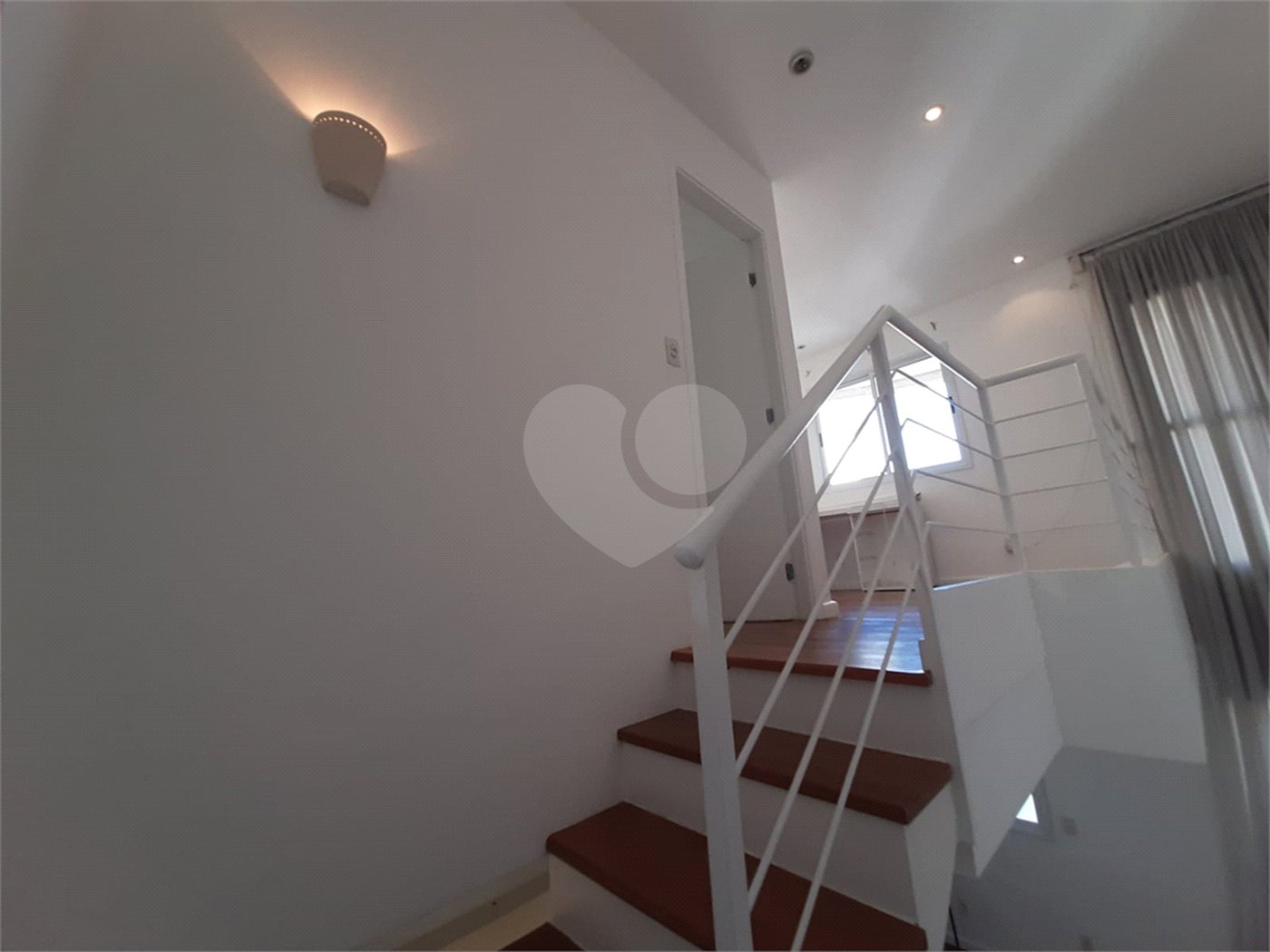 Cobertura de 240m² à venda em Moema - 04 Dorm sendo 02 suítes e 04 vagas.