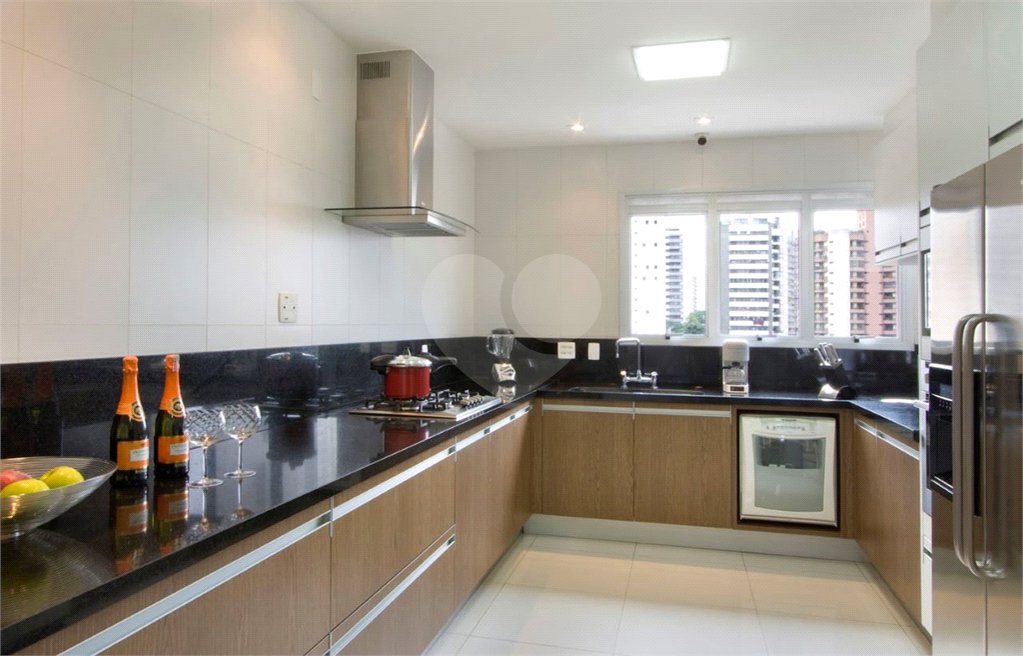 Apartamento à venda no Campo Belo de 385 metros quadrados 04 suítes 05 vagas.