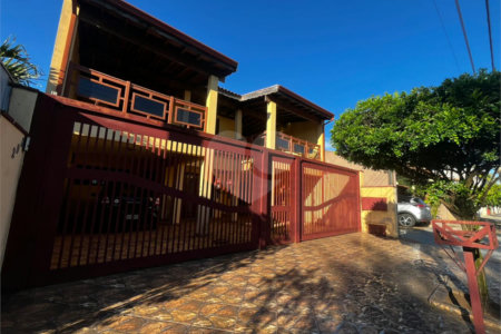 Casa à Venda na Rua Principal do Parque Fehr com Aquecedor Solar