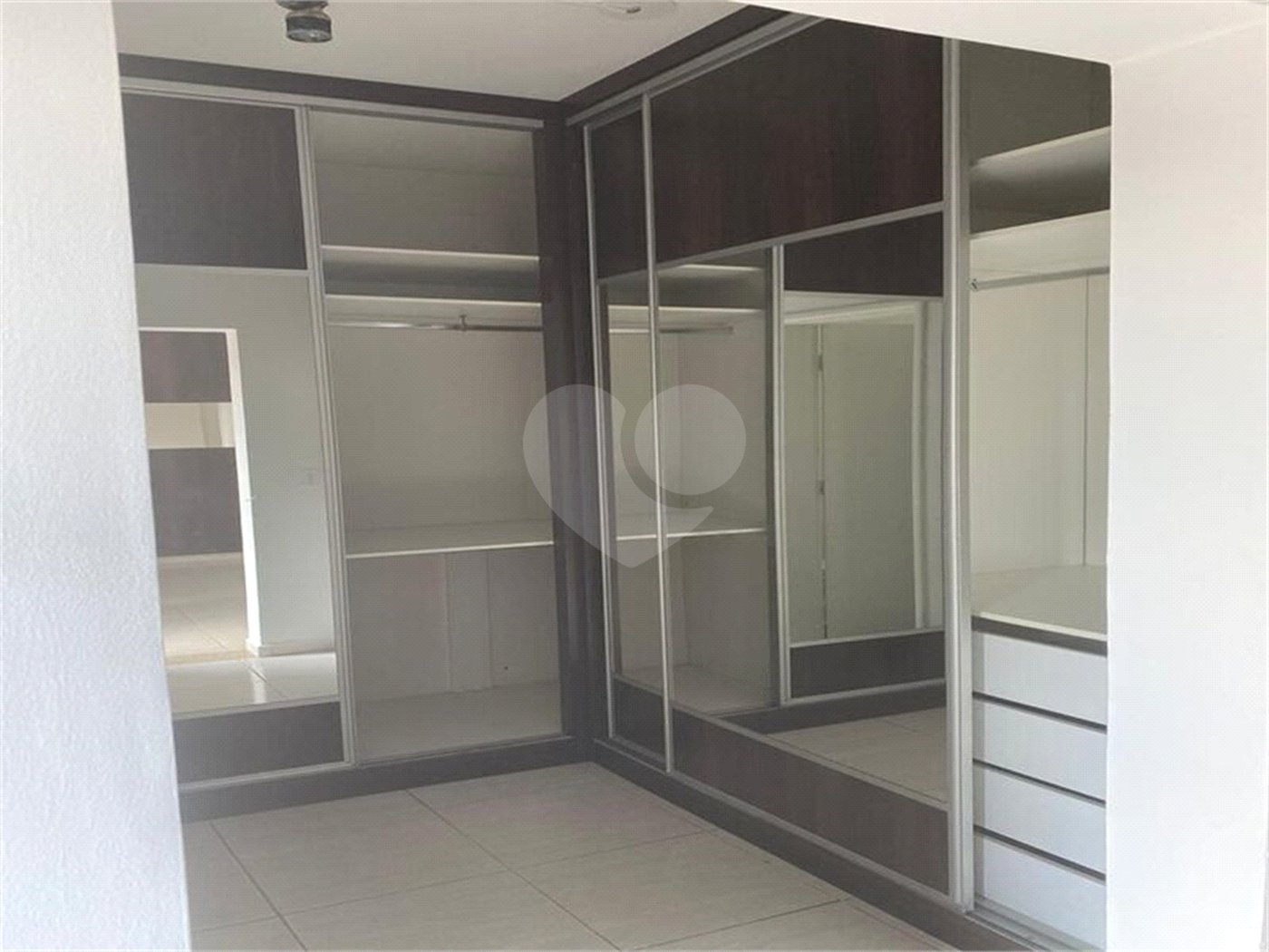 Casa à venda com 3 quartos, sendo 1 suíte, no condomínio Portal das Acacias, Indaiatuba - SP
