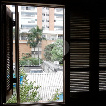 Sobrado à venda com 3 suítes em Vila Gumercindo, São Paulo, SP