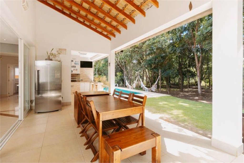 Casa à venda com 5 quartos, sendo 4 suítes, no condomínio Figueira Garden, Atibaia - SP