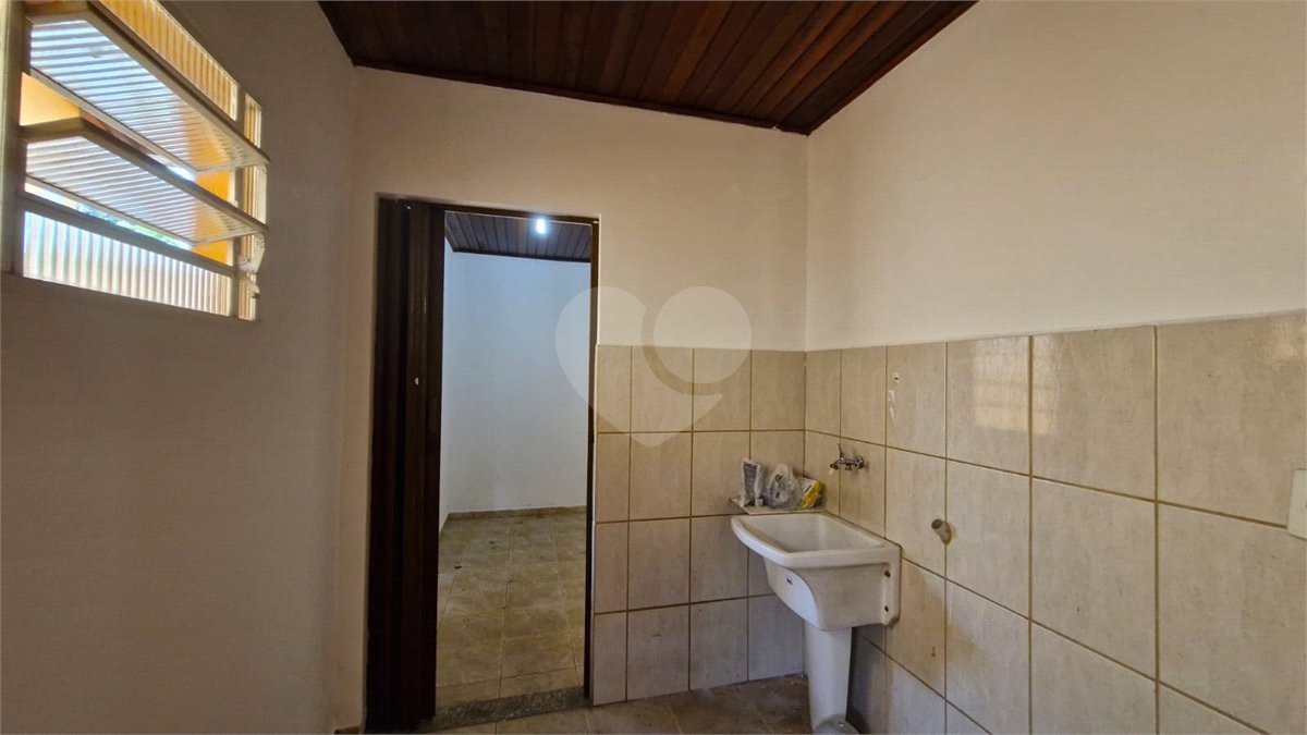 Casa para alugar com 3 quartos, sendo 1 suíte, no condomínio Santa Mônica, Atibaia - SP