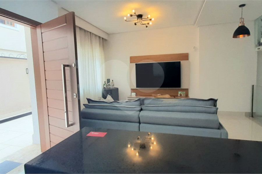 Casa à venda com 3 quartos, sendo 1 suíte, no condomínio Residencial Gran Veiga, São Paulo - SP