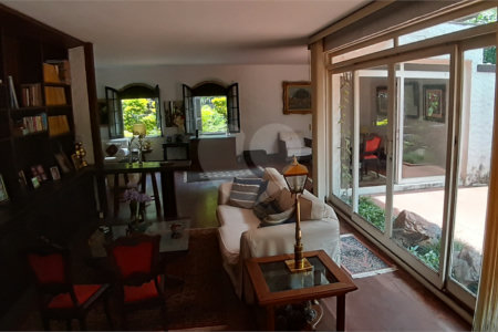 Sobrado à venda com 4 quartos, sendo 2 suítes, em Vila Madalena, São Paulo, SP
