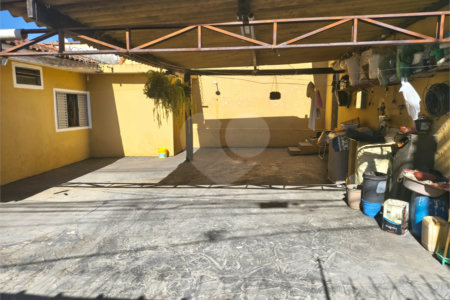 Linda Casa com Comercio ao lado independente.