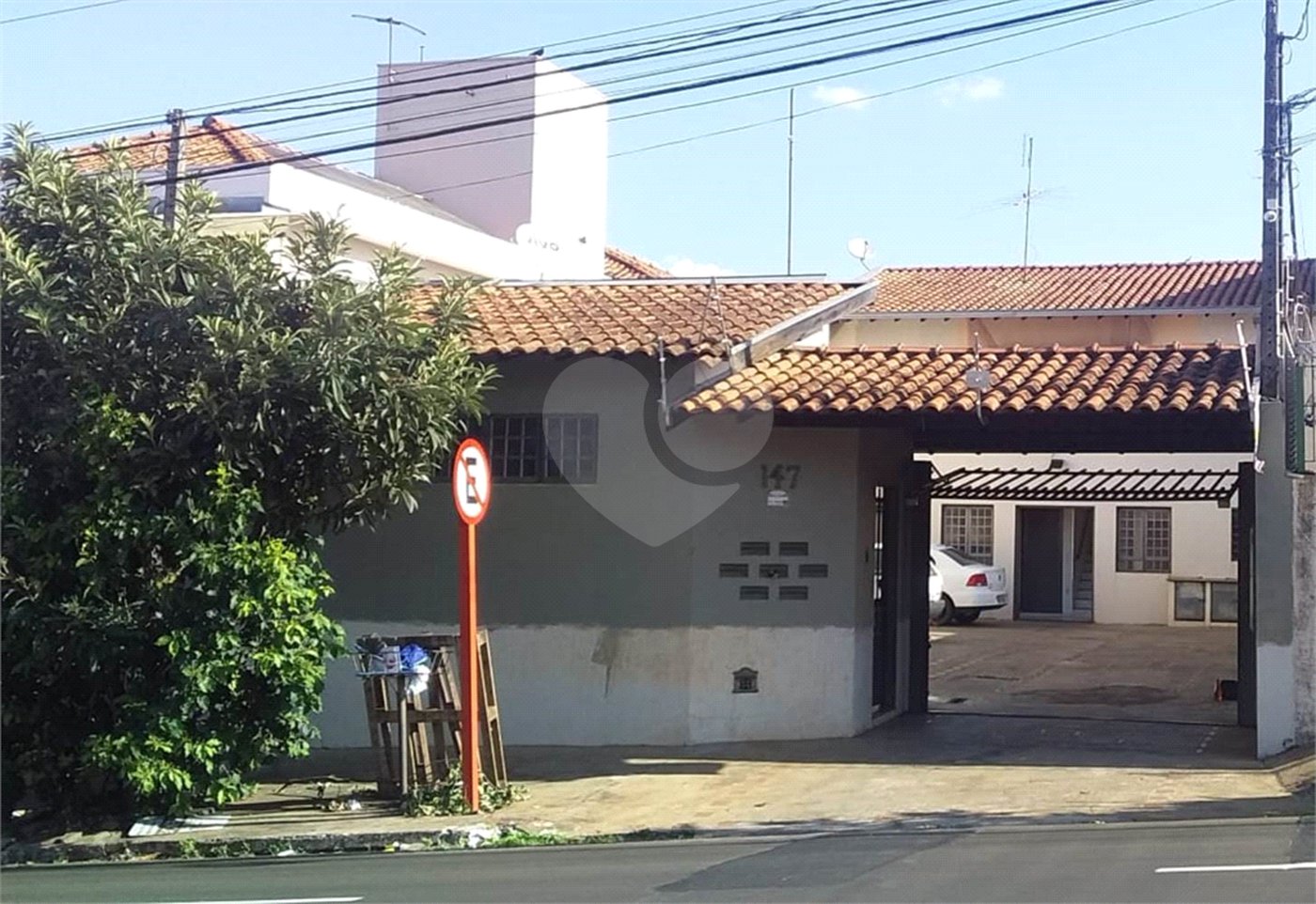 Prédio para venda com 6 kitnets.
