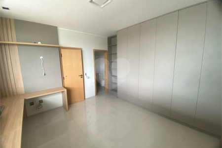 Casa à Venda no Condomínio Damha III
