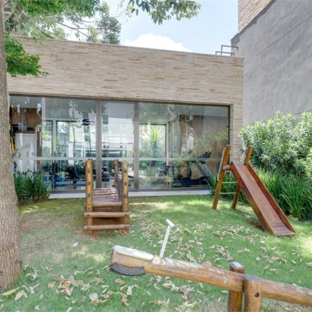 Casa à venda com 4 quartos, sendo 3 suítes, no condomínio Jardim Flora, São Paulo - SP