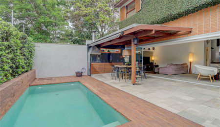 Casa à venda com 4 quartos, sendo 2 suítes,  no condomínio Vila Antonieta, São Paulo - SP