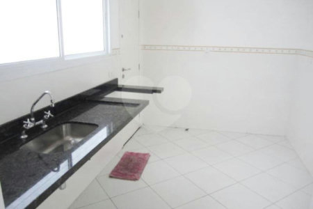 Casa à venda com 4 quartos, sendo 2 suítes, em Moema, São Paulo, SP
