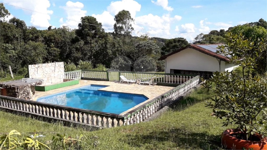 Chácara à venda com 8 quartos, sendo 3 suítes, no Centro, Toledo, MG