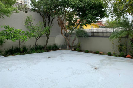Casa Comercial na Vila Mariana, 400m², próximo metrô, 3 vagas, locação e venda