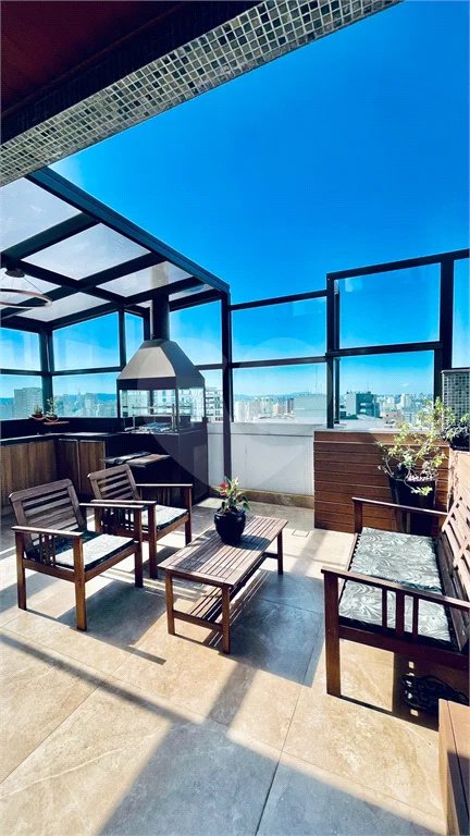 Cobertura à venda na Aclimação de 300m² com 2 vagas.
