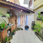 Sobrado com 3 suítes, 5 banheiros, 4 vagas, quintal e churrasqueira.