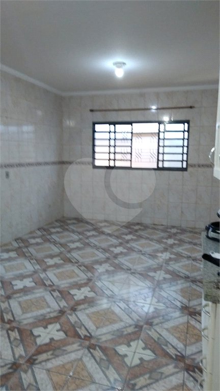Casa Térrea com 3 dormitórios, sendo 1 suíte.