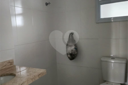 Casa à venda com 2 quartos, sendo 1 suíte, no condomínio Residencial Sanches, São Paulo - SP