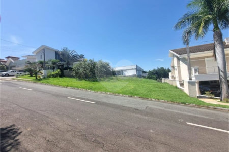 Terreno à venda com 1 suíte no condomínio Portal do Lago, Valinhos - SP