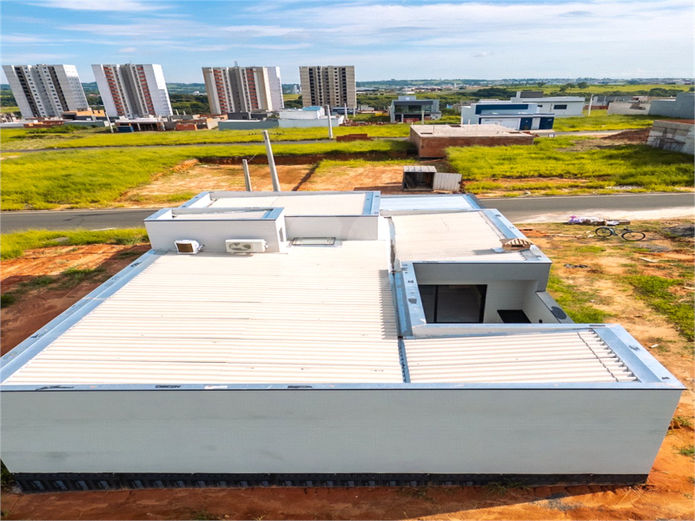 Indaiatuba- Jardim Bom Sucesso - Venda: R$ 765.000,00 - Área total: 150m² Área construída: 115m² - 3 dormitórios sendo 1 suíte com armário planejado; Cozinha integrada; Sala para dois ambientes; Banheiros com box gabinetes e espelhos; Área gourmet com churrasqueira a carvão e móveis planejados;