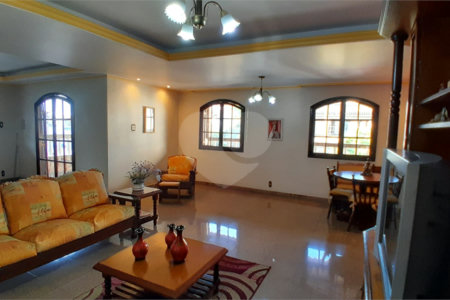 Casa à venda com 4 quartos, sendo 1 suíte, em Bangu, Rio de Janeiro, RJ