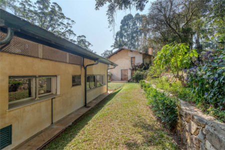 Casa à venda com 6 quartos, sendo 2 suítes, no condomínio Chácara Flora, São Paulo - SP