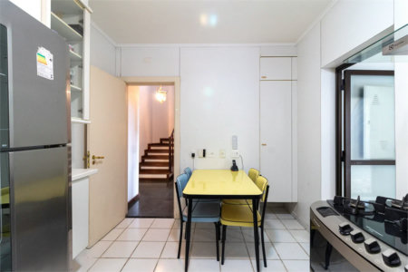 Casa à venda com 4 quartos, sendo 2 suítes, no condomínio Vila das Flores, São Paulo - SP