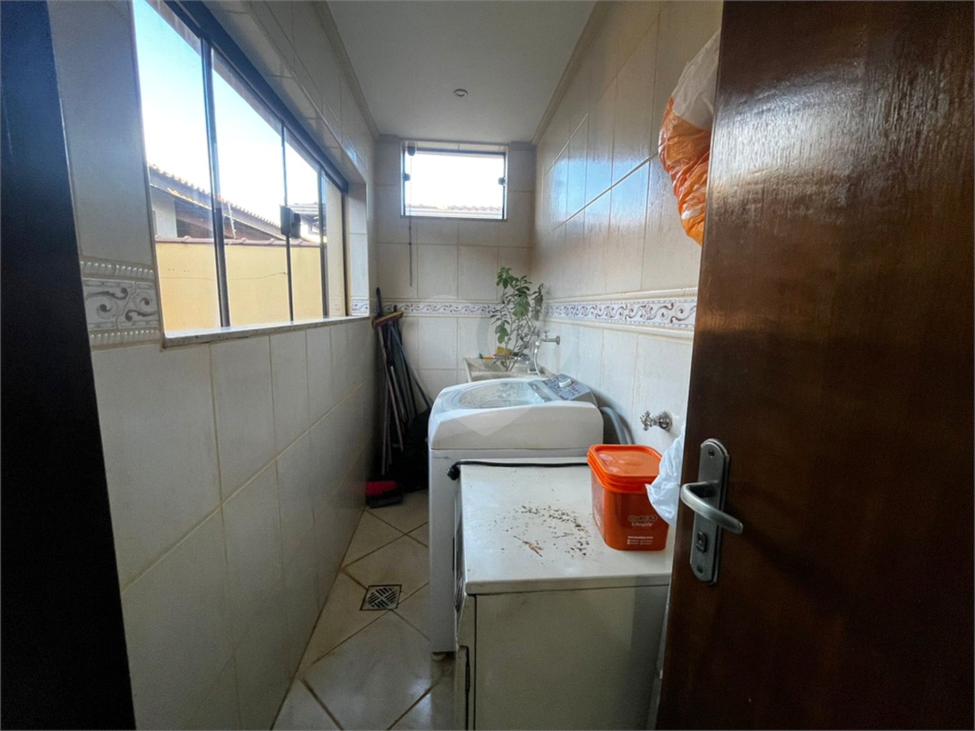 Casa à Venda na Rua Principal do Parque Fehr com Aquecedor Solar