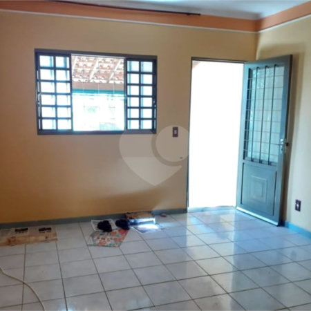 Casa Térrea com 2 dormitórios.