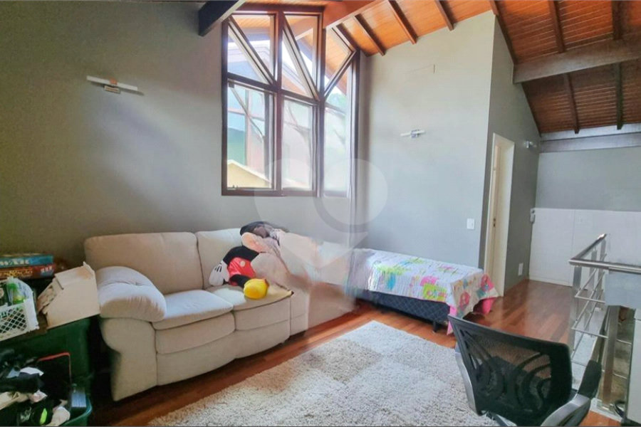 Casa à venda com 3 quartos, sendo 2 suítes, no condomínio Floradas da Serra, São Paulo - SP